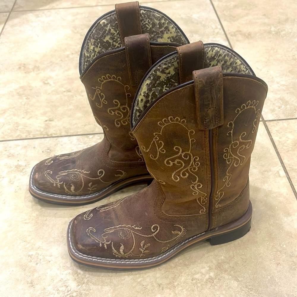 Girls Smoky Mountain Boots. Distressed brown leather.
